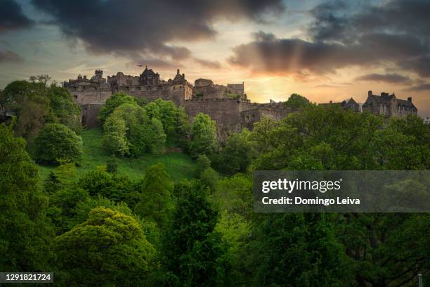 edinburgh castle, edinburgh, scotland, uk - scottish castle stock-fotos und bilder