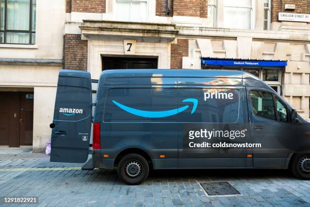 amazon prime consegna furgone su london city street - amazon prime foto e immagini stock