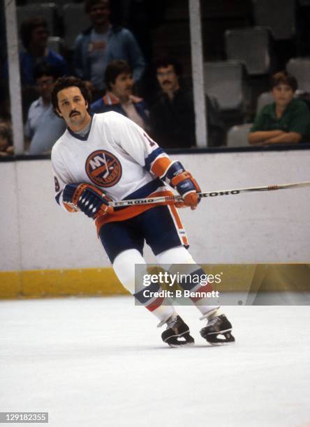 Bryan Trottier of the New York Islanders warms-up before an NHL pre-season game in September, 1982 at the Nassau Coliseum in Uniondale, New York.