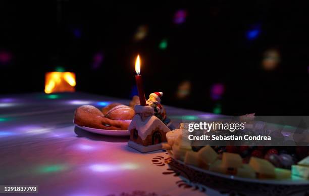 sparkler over christmas dinner background, new year homemade table. - opening night dinner stockfoto's en -beelden