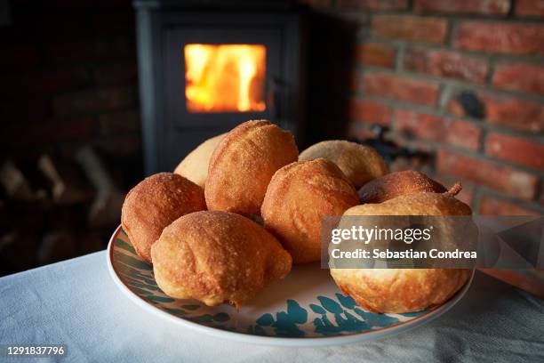 deep fried doughnut covered without powdered sugar,  homemade table 2020. - cultura polonesa - fotografias e filmes do acervo