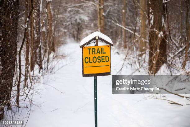 trail closed sign in winter - lane closed sign stock pictures, royalty-free photos & images