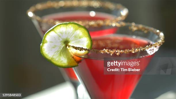 classic prohibition cocktail cosmopolitan or sea breeze made with cranberry raspberry grenadine juice, - cosmopolitan cocktail stockfoto's en -beelden