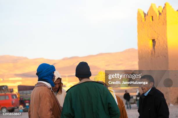 zagora, marruecos: grupo de hombres hablando en el mercado matutino - cape verde fotografías e imágenes de stock