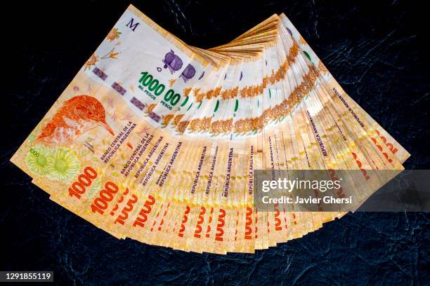 dinero en efectivo: pesos argentinos en billetes de 1000 - billetes stock pictures, royalty-free photos & images