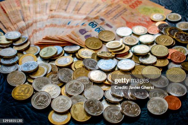 dinero en efectivo: pesos argentinos en billetes de 1000 y monedas - billetes stock pictures, royalty-free photos & images