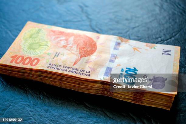 dinero en efectivo: pesos argentinos en billetes de 1000 - billetes stock-fotos und bilder