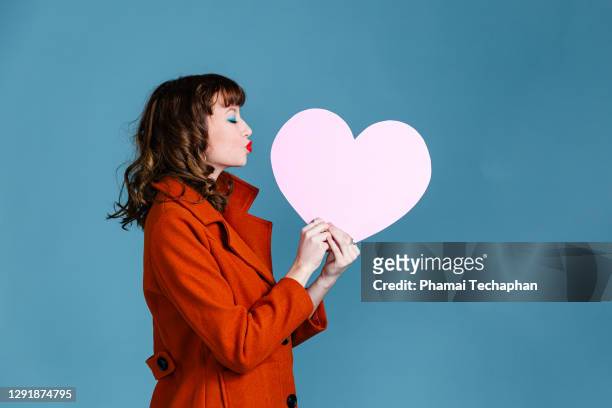 young woman holding paper pink heart - 浪漫 個照片及圖片檔
