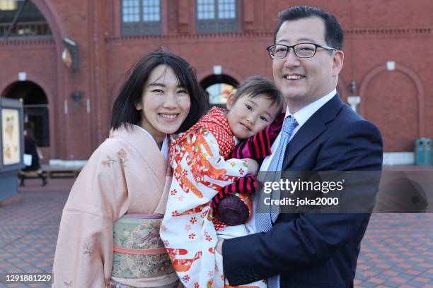 japanese parents with their daughter at shichi go san celebration stock photo - shichi go san stock pictures, royalty-free photos & images