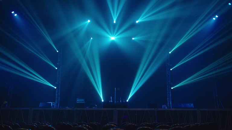 https://media.gettyimages.com/id/1291883931/video/concert-stage-light-effect.jpg?b=1&s=640x640&k=20&c=KAU5p3lCZ4RQPypE826m8Sk_0kKjoJTcJNX5vl1CzDU=