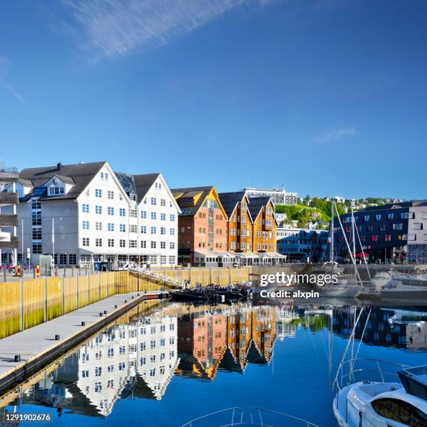 tromso hafen, norwegen - tromsö stock-fotos und bilder