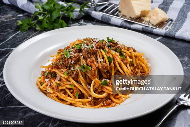 spaghetti bolognese - spaghetti bolognese fotografías e imágenes de stock