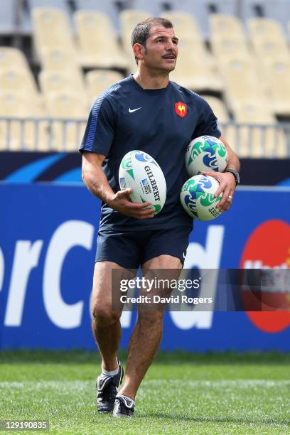 France head coach Marc Lievremont carries balls during a France IRB Rugby World Cup 2011 captain's run at Eden Park on October 14, 2011 in Auckland,...