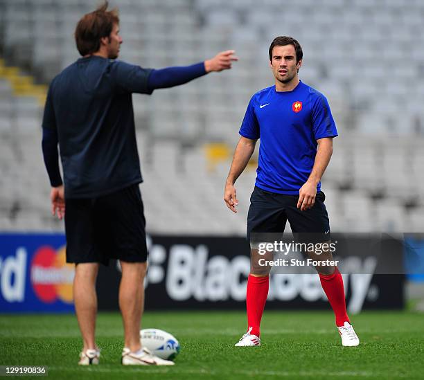 Flyhalf Morgan Parra speaks with kicking coach Gonzalo Quesada during a France IRB Rugby World Cup 2011 captain's run at Eden Park on October 14,...