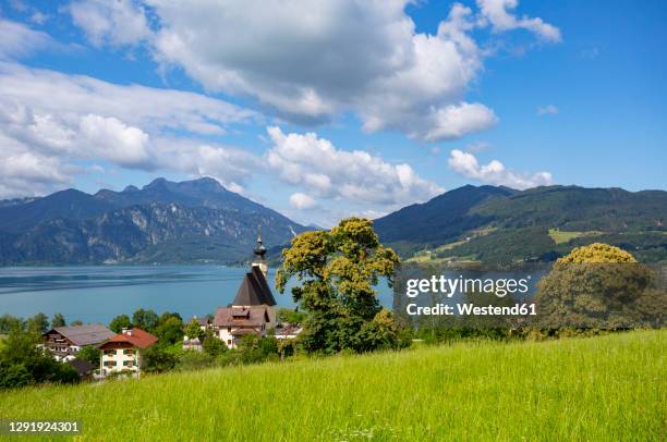 austria, upper austria, steinbach am attersee, rural town on shore of lake atter in summer - attersee stock-fotos und bilder
