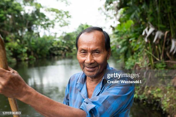 smiling senior guarani man at napo river, ecuador - had i guarani fotografías e imágenes de stock