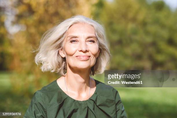 beautiful mature woman at park - russian mature women 個照片及圖片檔