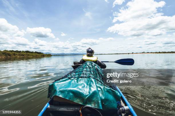 kanoën op de zambezi rivier in zambia - zambezi river stockfoto's en -beelden