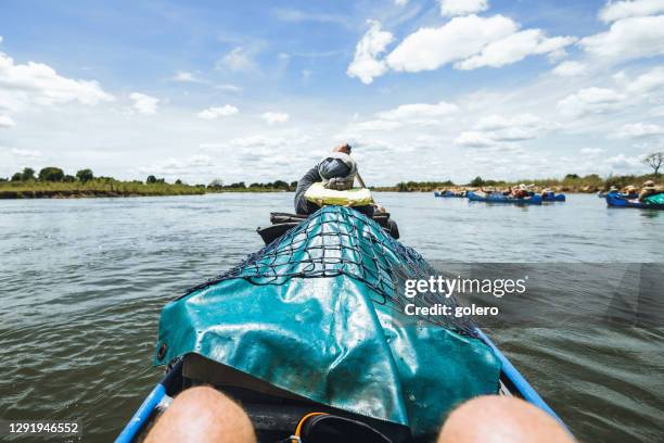 kanoën op de zambezi rivier in zambia - zambezi river stockfoto's en -beelden