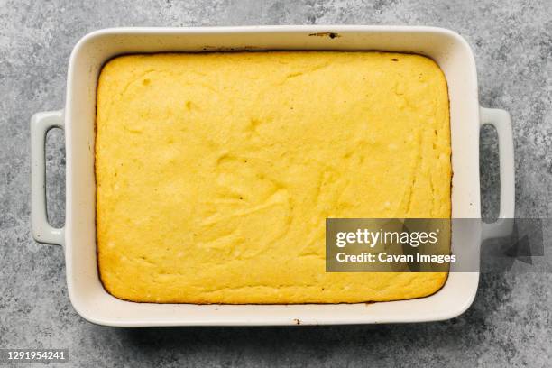 freshly baked golden cornbread dish - pão de milho - fotografias e filmes do acervo