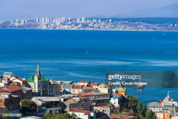 view of valparaiso and lutheran church of the holy cross with vina del mar in the background - valparaiso chile stockfoto's en -beelden