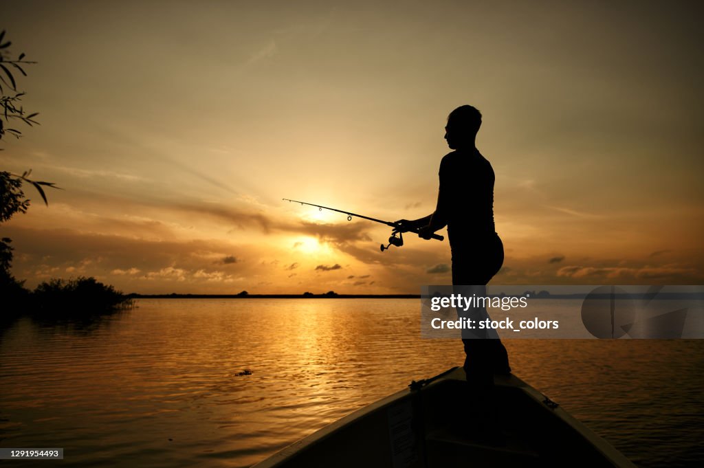 Mens die zich op boot het vissen bevindt