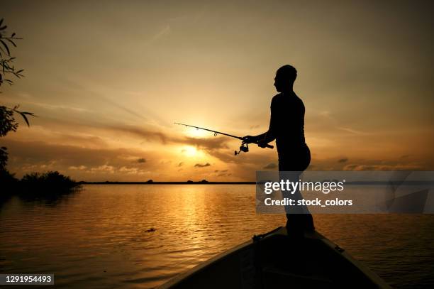 homem parado na pesca de barco - pescador - fotografias e filmes do acervo