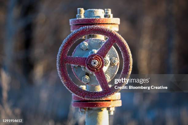 oil field valve - frozen pipes stock pictures, royalty-free photos & images