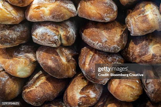 freshly baked baguettes - barra de pan francés fotografías e imágenes de stock