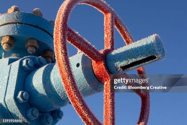 oil field valve - frost stock photos et images de collection