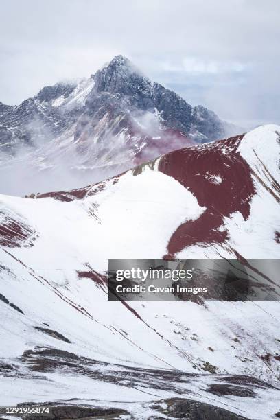 snow covered red valley seen from rainbow mountain trail, pitumarca, peru - vinicunca fotografías e imágenes de stock