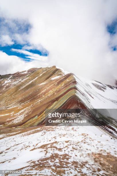 idyllic shot of rainbow mountain during winter, pitumarca, peru - vinicunca photos et images de collection