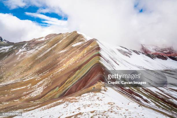 idyllic shot of rainbow mountain during winter, pitumarca, peru - vinicunca fotografías e imágenes de stock