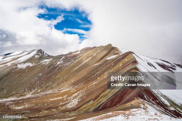idyllic shot of rainbow mountain during winter, pitumarca, peru - vinicunca photos et images de collection
