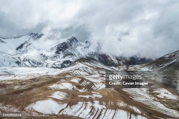 scenic view of valley amongst high andes mountains on rainbow mountain trail, pitumarca, peru - vinicunca photos et images de collection