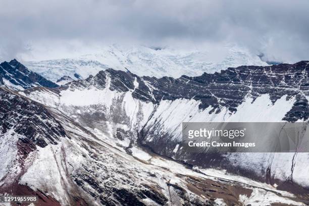 scenic view of valley in the andes near rainbow mountain trail during winter, pitumarca, peru - vinicunca photos et images de collection