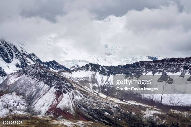 scenic view of valley in the andes near rainbow mountain trail during winter, pitumarca, peru - vinicunca photos et images de collection