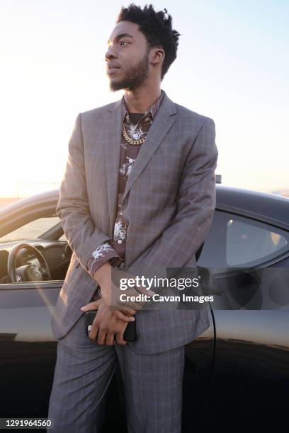 african american business man at sunset - gold suit fotografías e imágenes de stock