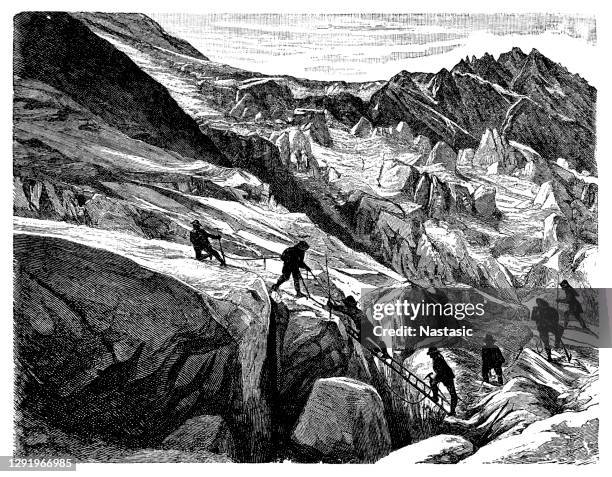 männer überqueren eine schneebrücke beim klettern auf dem mont blanc in auvergne-rhine-alpes, frankreich - natural landmark stock-grafiken, -clipart, -cartoons und -symbole