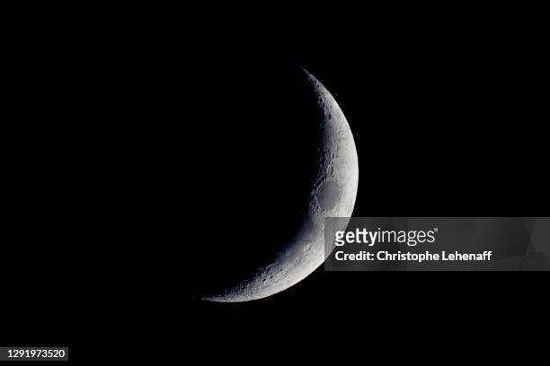 close up on the crescent moon - surface lunaire photos et images de collection