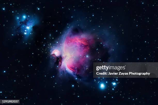 orion nebula (m42 - messier 42) - textfreiraum stock-fotos und bilder