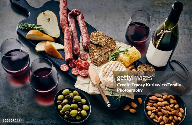 wine and cheese platter - charcuterie traiteur photos et images de collection