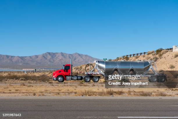öltank semi truck auf einer drei-wege-autobahn - tanklastwagen stock-fotos und bilder