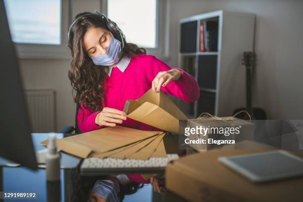 verticale du travailleur postal féminin au bureau - postit photos et images de collection