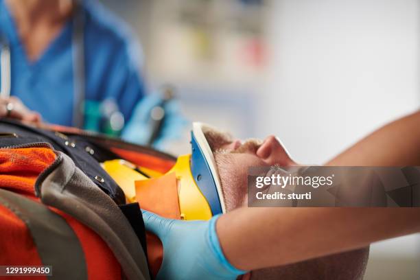 lesiones en el lugar de trabajo en el hospital - collarín médico fotografías e imágenes de stock