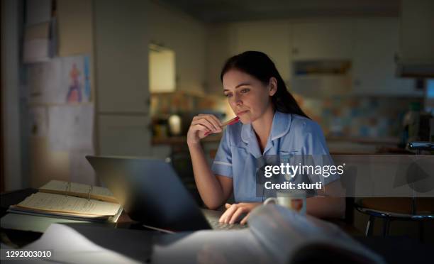 醫科學生在家 - medical student 個照片及圖片檔