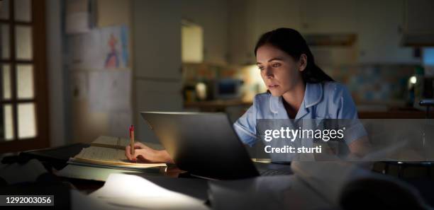 estudante de medicina queimando o óleo da meia-noite - persistência - fotografias e filmes do acervo