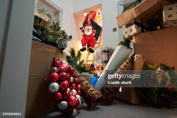 poniendo la navidad de nuevo en el ático - buhardilla fotografías e imágenes de stock