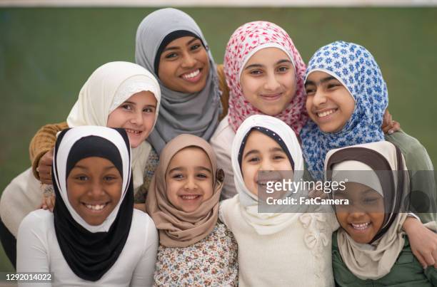 grupp muslimska studenter glad och leende - afghan refugees bildbanksfoton och bilder