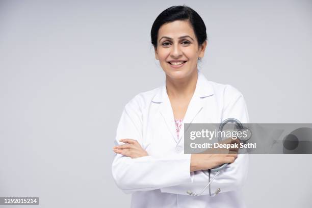 ritratto medico donna - foto d'archivio - india doctor foto e immagini stock